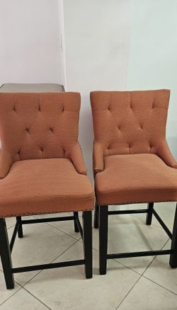 Juego 2 Sillas Altas de Madera Tapizado Tela . Buen estado.