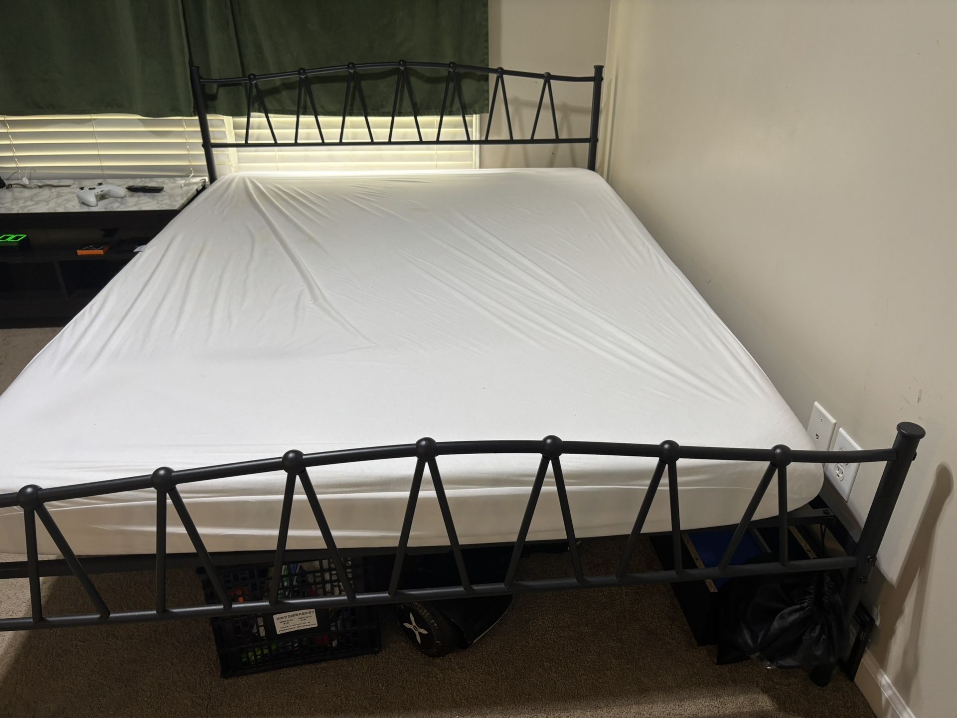 QUEEN Complete Bed Set (6" Mattress with Protector & Frame)- Smoke & Pet Free Home