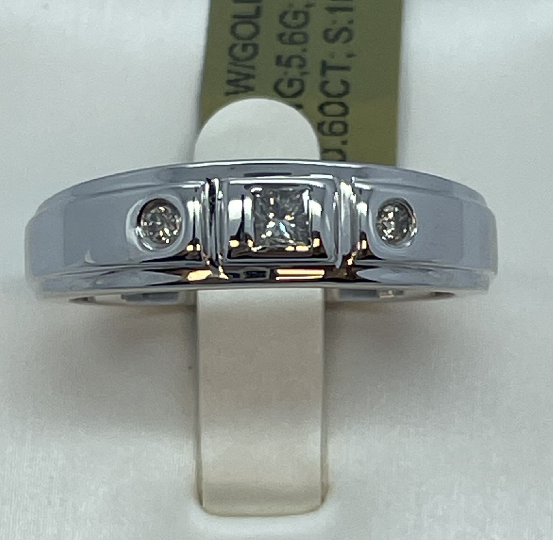 14K Gold Wight Gold Ring Diamond. New