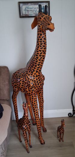 Giraffe 5'6 with 2 Babies