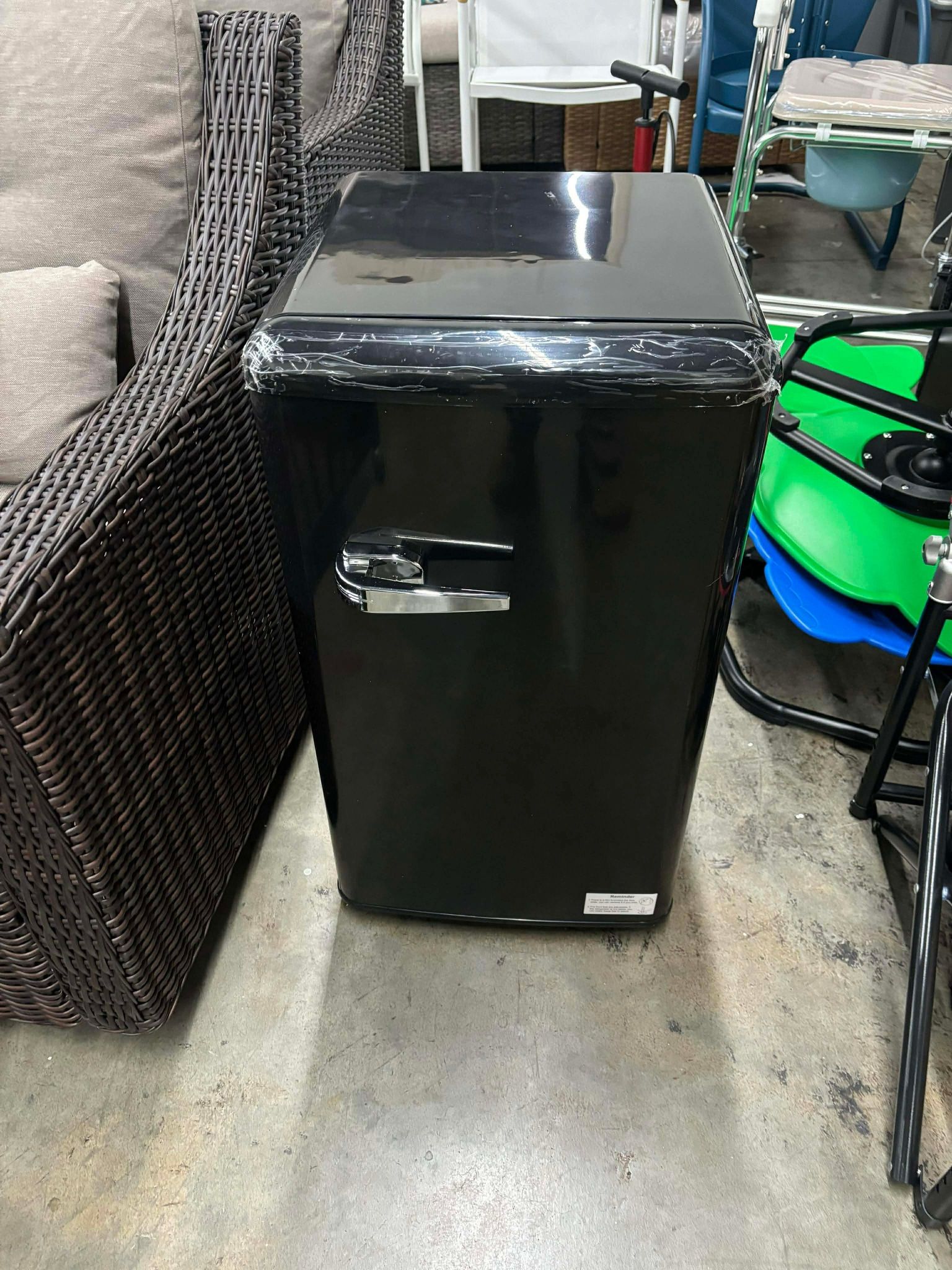 2.7 Cu.Ft Fridge with Freezer, Retro Single Door, Black