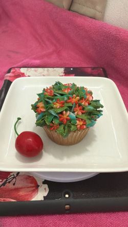 Cupcake frosting floral bouquet design vanilla chocolate