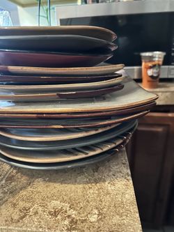 Plates like new  13 big and small ones