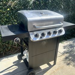 Charbroil 5 Burner Barbecue With Propane Tank