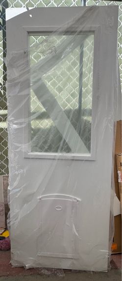 Door with built-in pet door./ Puerta con entrada para mascotas 32X80 Firm price / Precio firme
