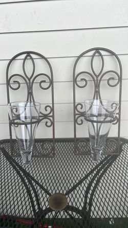 The selected region shows a decorative metal wall sconce with a clear glass cone vase