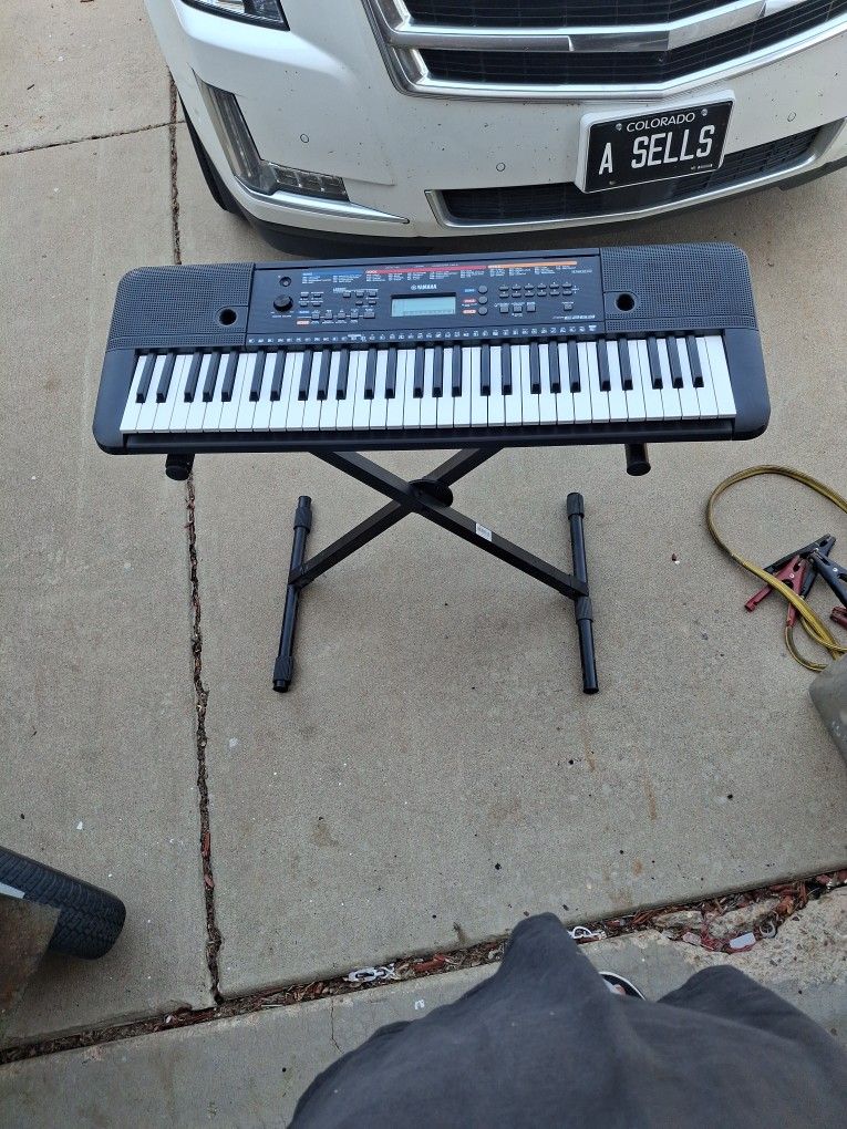 Yamaha Keyboard E263