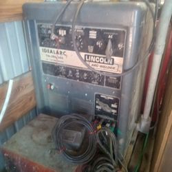 Lincoln Ideal Arc 300/300 Welder With Tig Pedal , And Tig Gun Along With Stick And Mig Setup Also . Complete System . 