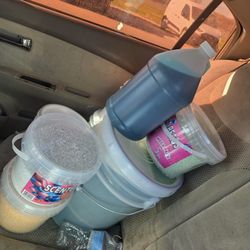 For sale paper toilet 40 rollos for 25.00 Laundry Detergent 30.00.En venta papel higienico 40 rollos por 25.00 jabon para lavar ropa 30.00. We do deli