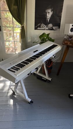 Electric piano white with weighted keys Roland keyboard new $ 1000