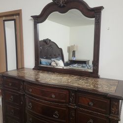 Bedroom Set With 7 Pieces 