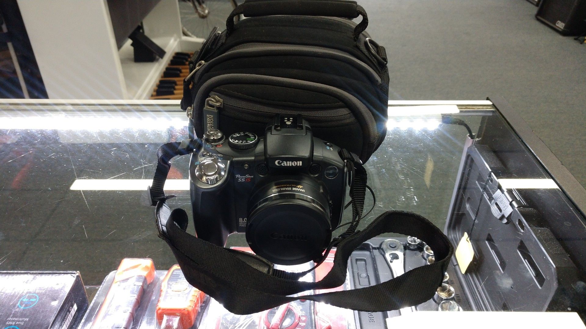 Canon PowerShot S5IS Digital Camera 8.0 Mega Pixels 4x AA Battery Powered w/ Case Works Great