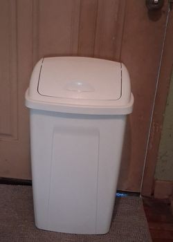 Sterilite 13 Gallon Trash Can