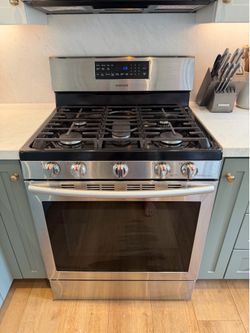 Stainless Steel Samsung Gas Range — Model NX58H5600SS ***Excellent Condition***