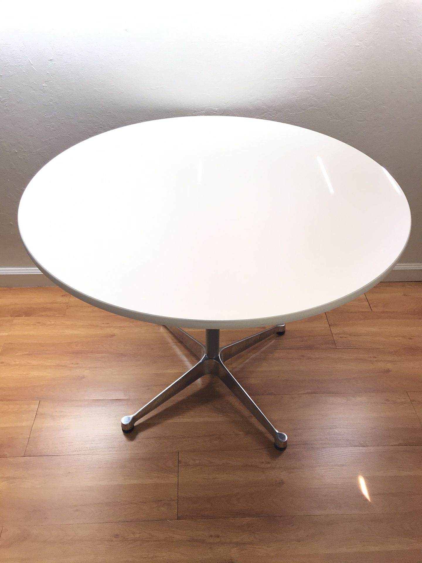Herman Miller EAMES 36” Aluminum Group Round Table
