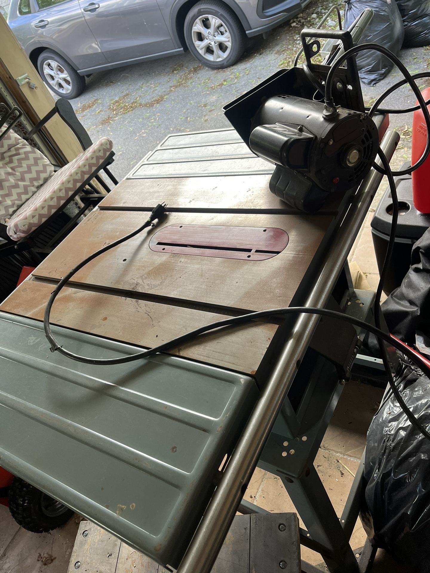 Table Saw - Delta (Great Condition)- Price Negotiable