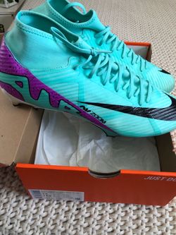 Soccer Nike shoes size 13