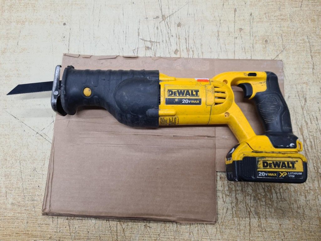 DEWALT 20V MAX Reciprocating Saw, 3,000 Strokes Per Minute, Variable Speed Trigger, Battery Included(DCS380B)