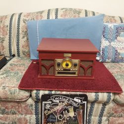 VINTAGE MULTI-USE RECORD PLAYER