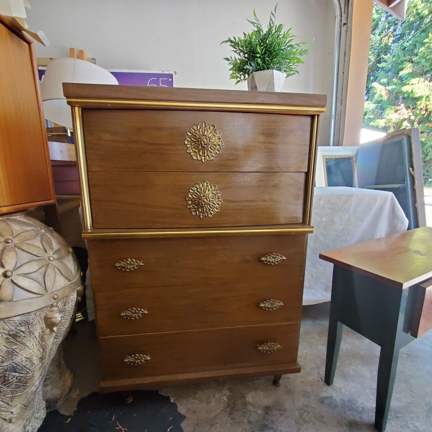 Beautiful Solid Wood Mid Century Modern Dresser / Chest Of Drower.  Solid Wood.  In Perfect Condition 
