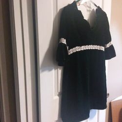 VINTAGE EMERALD GREEN VELVET DRESS WITH OFF WHITE TRIM MED.