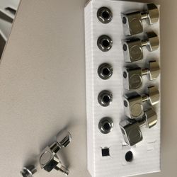 FENDER TUNER PEGS