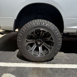 Ridge Grappler New Tiers 37x12.50 R22L and 4Play Rims