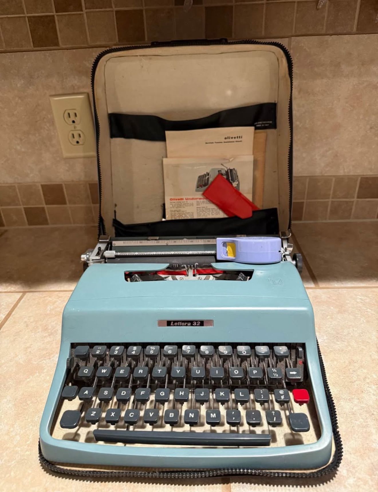 Lettera 32 type writer
