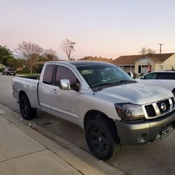2005 NISSAN TITAN 4WD, 4 Door, V8.