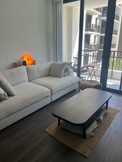 ROOMS TO GO White cream Sofa