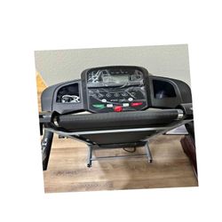 Life Fitness Treadmill Club-Quality Exercise Machine few wife