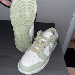 6y Nike Dunks Never Worn