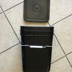Black Square 4 Gallon Bucket With Lid 