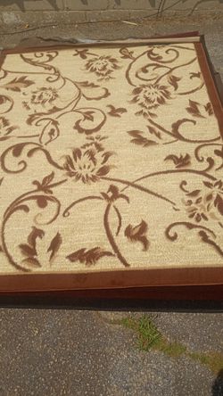 New 5/7 area rug thick and elegant soft to the feet