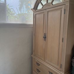 Armoire / Dresser