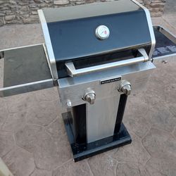 Black metal grill  .very clean  good condition.   $ 95
