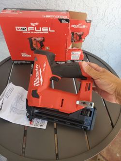 Milwaukee
M12 FUEL 12-Volt Lithium-Ion Brushless Cordless 18-Gauge 1-1/2 in. Compact Brad Nailer (Tool Only)