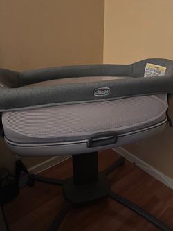 Chicco Baby Bassinet with Stand and Mesh Sides