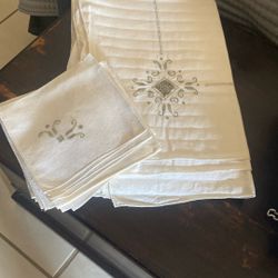Linen Embroidered Tablecloth With 12 Napkins