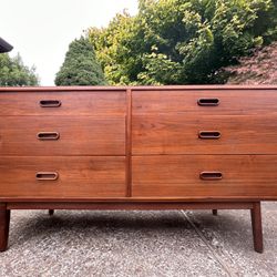 Jack Cartwright For Founders Mid Century Vintage Walnut Lowboy Credenza 