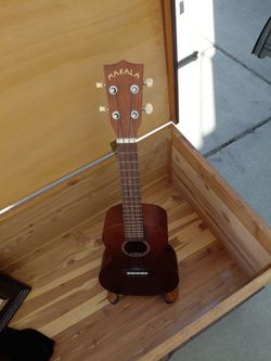 Makala Tenor Uke and stand