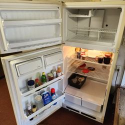 Hotpoint Refrigerator with freezer