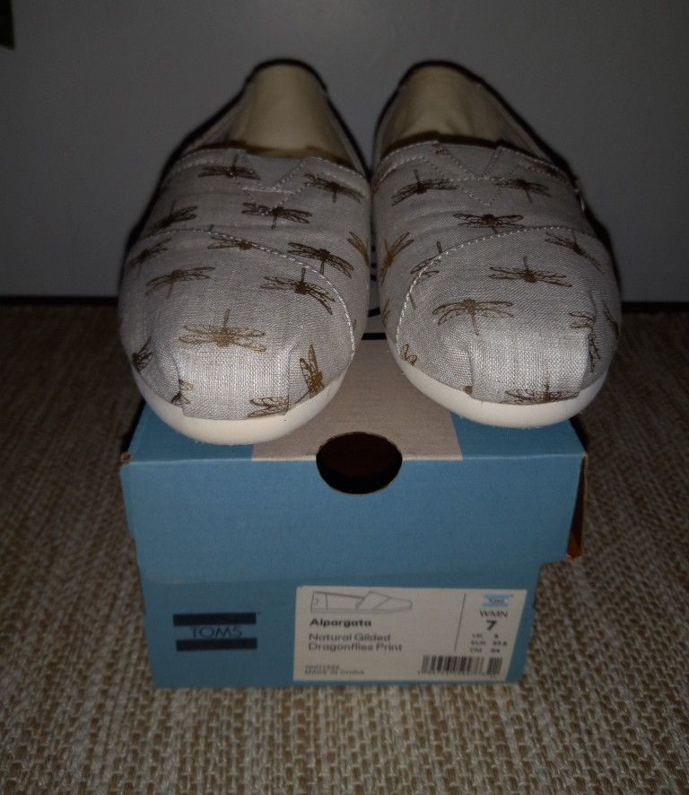 NEW WITH BOX WOMENS TOMS SIZE 7