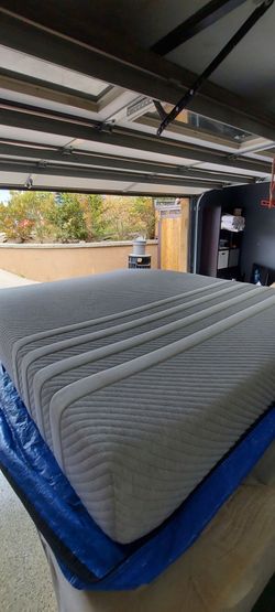 Queen 9" LEESA Memory Foam Mattress (Free Curbside Delivery Available)