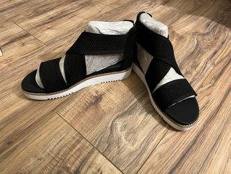 Women's Wander Round Toe Strappy Casual Sandals Size 7.5