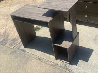 Modern Computer Desk with Built-In Shelves