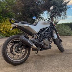 2022 Husqvarna Vitpilen 401 – New Chain, Newer Tires – $4,400