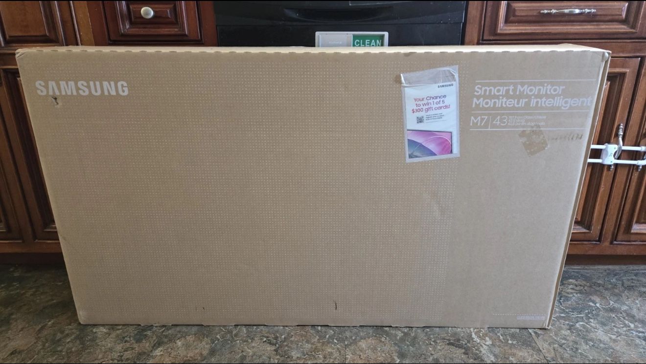 43" Smart Monitor M7 (M70D) 4K UHD with Streaming TV, Speakers and USB-C
