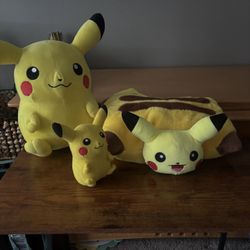 Pokémon Pikachu Plushie Set