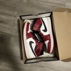 Jordan 1 Mid